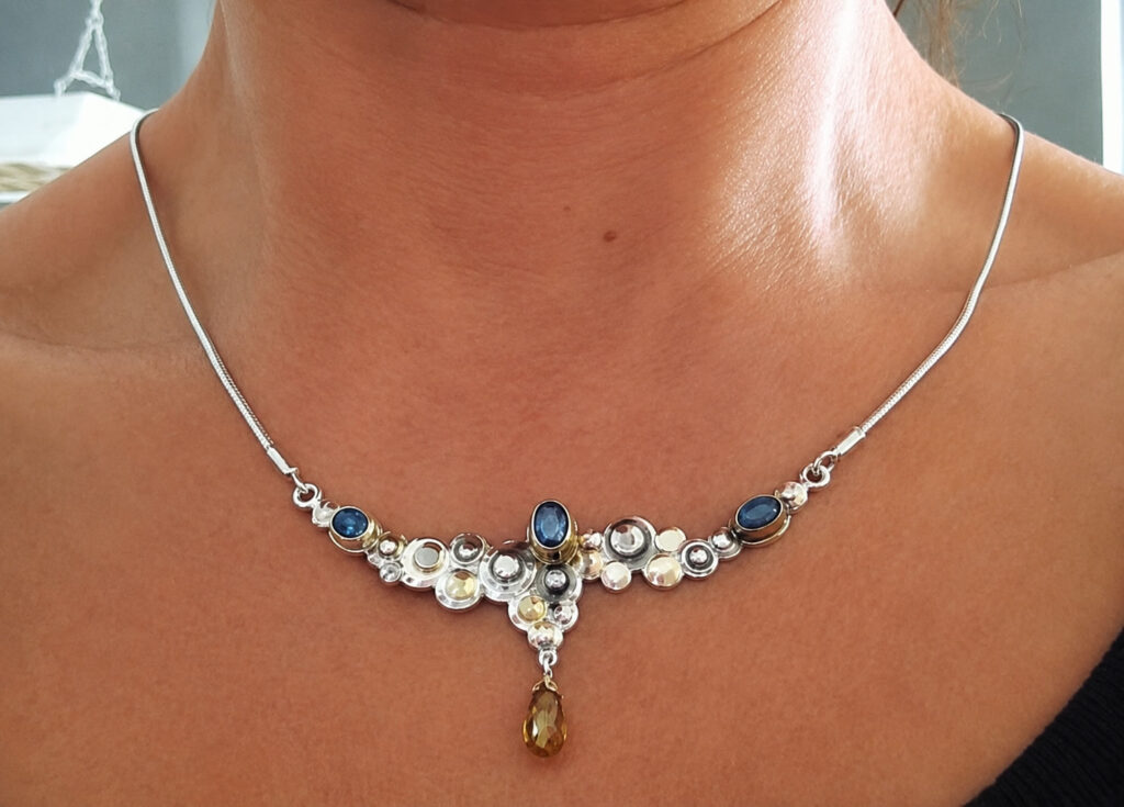 Bubblecollier dat gedragen wordt