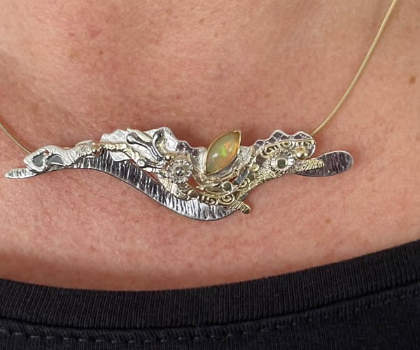 Collier Fire Opal Landscape bij klant