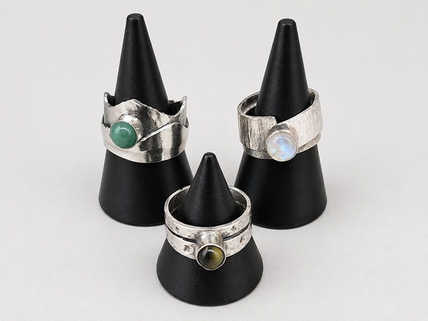 Zelfgemaakte zilveren ringen met edelsteen bij Poelie