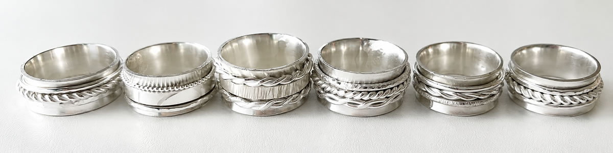Zelfgemaakte zilveren ringen uit een workshop bij Poelie