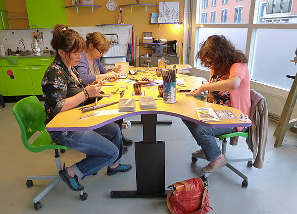 cursisten aan het werk bij een workshop sieraden maken
