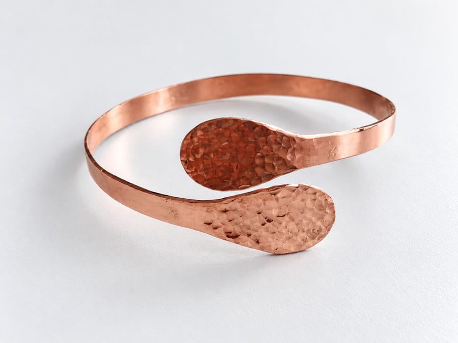 handgemaakte koperen armband bij een workshop