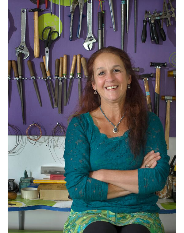 poelie in haar atelier